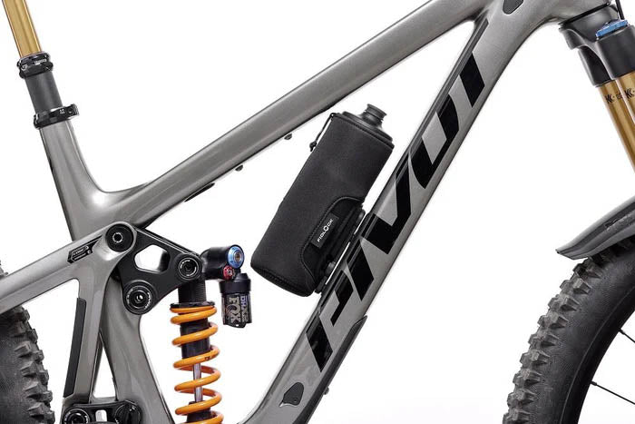 Fidlock Thermo Sleeve Black 600ml wrapped around Fidlock 600 ml bottle studio image mounted to Mountain Bike