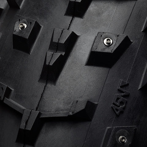 45NRTH Dillinger5 studded folding 60tpi 27.5x4.5, studio detail view showing studs