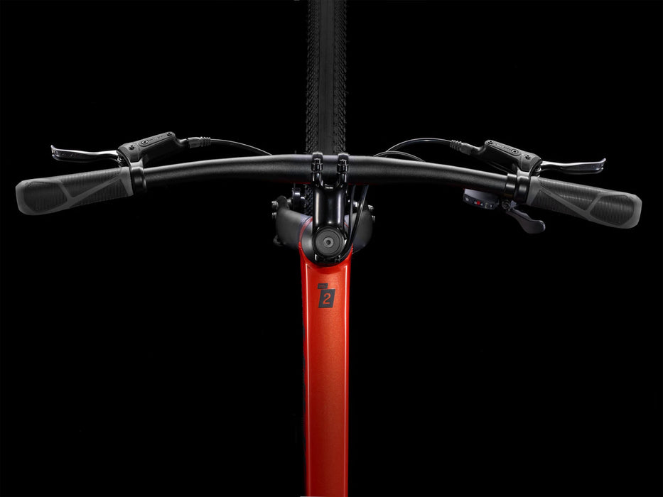 Trek Dual Sport 2 Gen 5 Lava Red, studio cockpit view