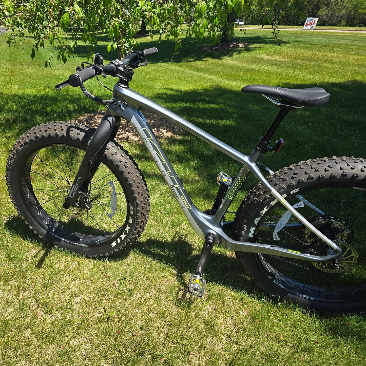 Non-drive side view of the KHS 4 Season 5000 Fat Bike with Carbon Fork in Dark Grey in an outdoor setting.