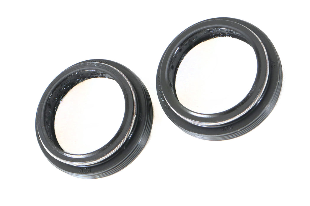 RockShox Dust Wiper Kit - 30mm Flangeless Low Friction (Dust Wipers and 10mm Foam Rings) studio image ring closeup