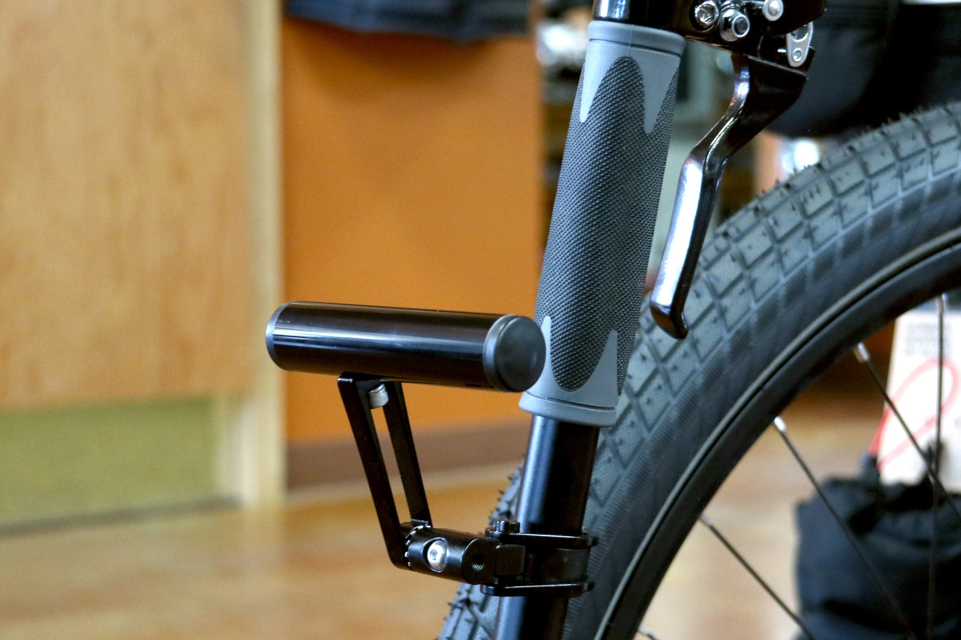 Minoura SWG-400 swing accessory mount mounted to a terratrike trike